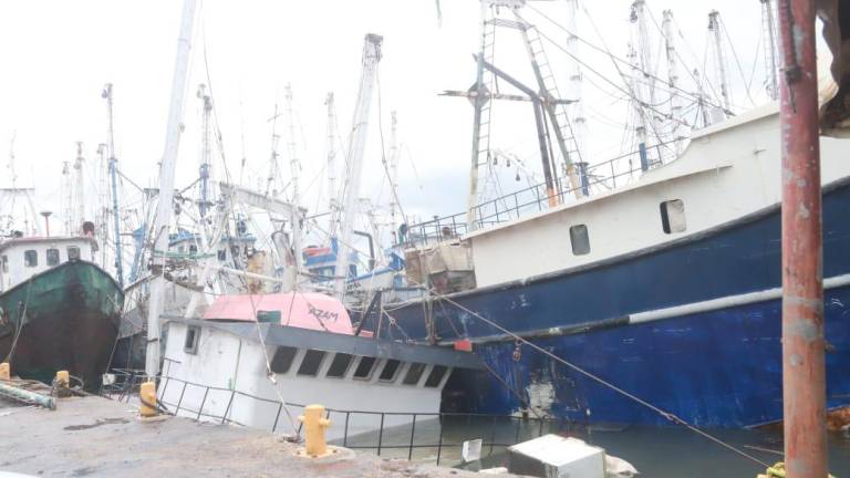 Se hunde barco camaronero atracado en el muelle del Bonfil