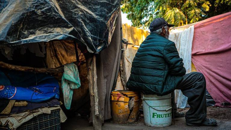 Los apoyos consistieron en la distribución de mil 550 chamarras, 500 cobijas y 500 colchonetas.