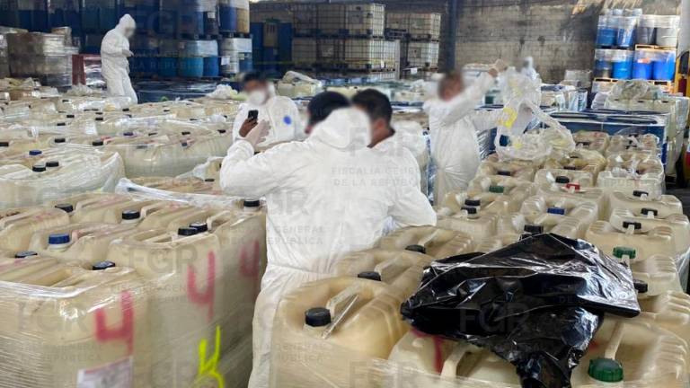 Autoridades federales supervisan la quema de precursores químicos y fentanilo asegurados en Sinaloa.