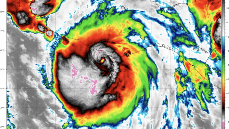 El huracán Erick se localiza cerca de Puerto Ángel, Oaxaca, y continúa avanzando con fuerza extrema.