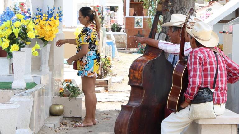 Familias visitaron las tumbas de sus seres queridos en los panteones municipales de Mazatlán y hasta los honraron con música de conjuntos locales.