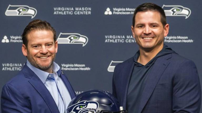 Mike Macdonald (derecha) reconoció que la transformación defensiva de los Seattle Seahawks no ocurrió de la noche a la mañana.
