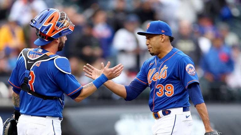 Los Mets barren doble jornada con joya de Carlos Carrasco