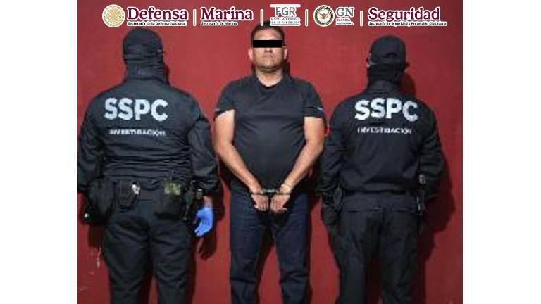 Al detenido le aseguraron un arma corta, un arma larga, cartuchos, un cargador, narcóticos y teléfonos celulares.