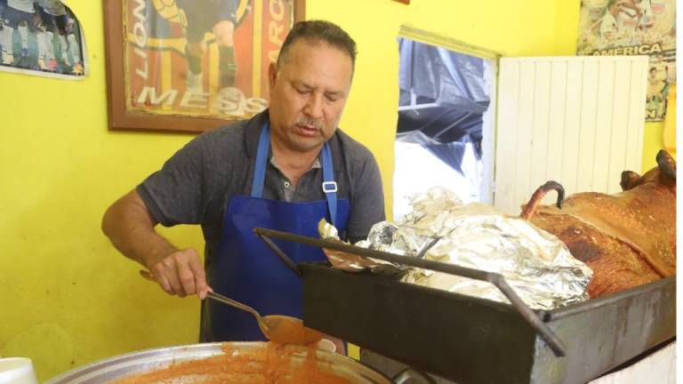 Roberto Arreola lleva 25 años preparando cochito tatemado en Villa Unión con una manera diferente al de Mazatlán.