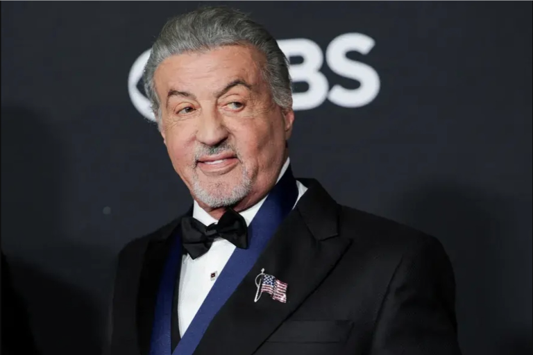 Preocupa a fans salud de Sylvester Stallone, aparece con bastón en un evento