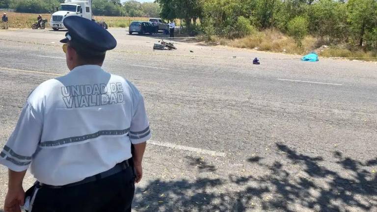 Autoridades acudieron al ejido El Corazón, en la sindicatura de Costa Rica, para realizar los peritajes tras el choque entre dos vehículos.