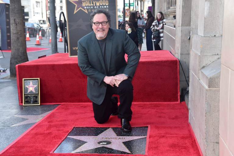 Recibe el cineasta Jon Favreau su estrella en el Paseo de la Fama