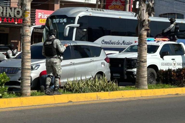 Persecución en Mazatlán termina con decomiso de camioneta y armas; hay un detenido