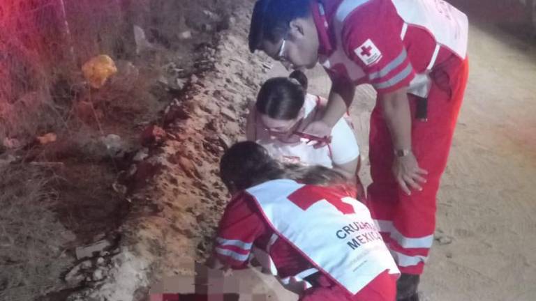 Personal de la Cruz Roja en Mazatlán valora las condiciones de un hombre localizado a un costado de la avenida Santa Rosa, en Mazatlán.