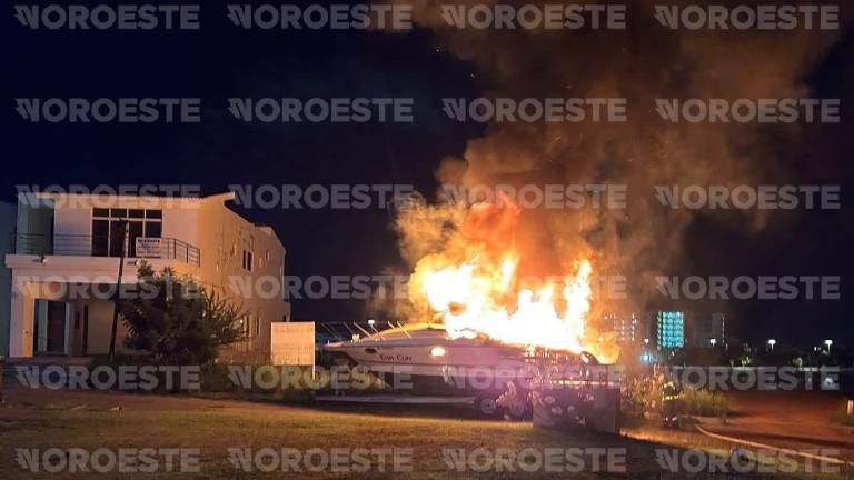 Una lancha se incendió este viernes en la Calle Coral Norte, dentro de Isla Marina Mazatlán.