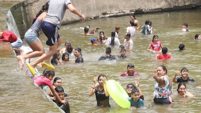 Decenas de familias disfrutan el agua de este arroyo.