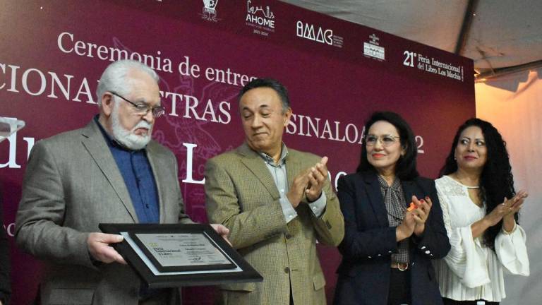 Eduardo Langagne recibió el Premio Nacional Letras de Sinaloa en la Feria del Libro de Los Mochis.