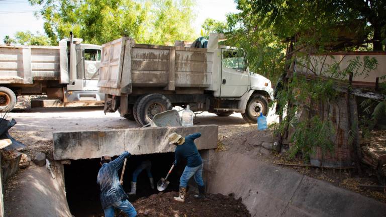 Para evitar más accidentes, inicia limpieza de arroyos, drenes y canales en Culiacán
