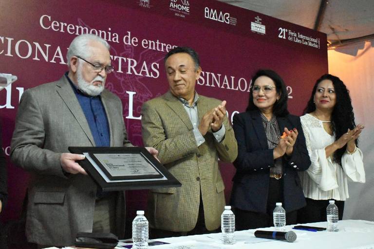 Entregan Premio Nacional Letras de Sinaloa al escritor Eduardo Langagne