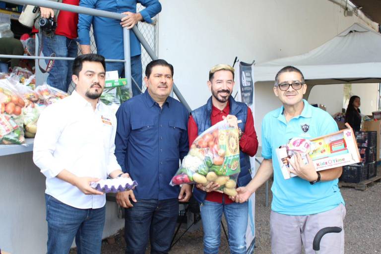 Reciben músicos, meseros y eventistas de Culiacán despensas y juguetes