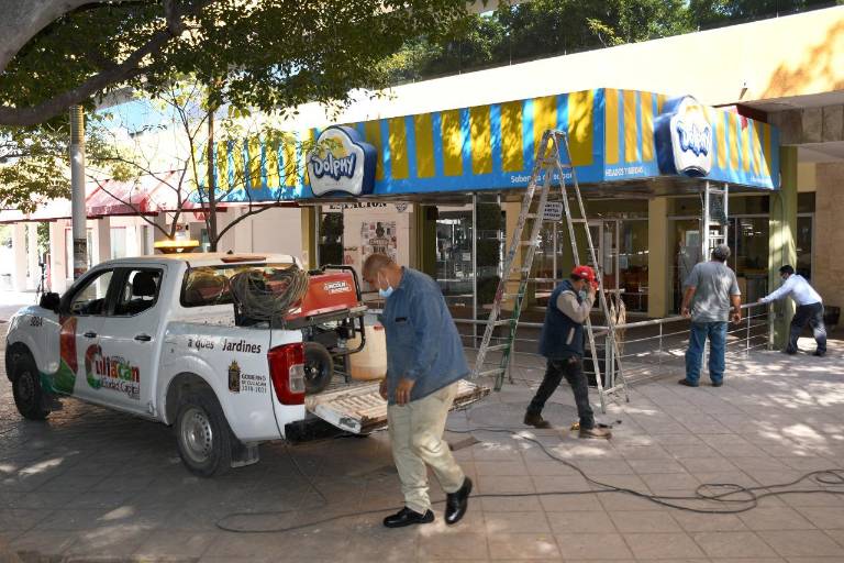 Retiran estructura de nevería que invadía área pública en la Plazuela Álvaro Obregón, de Culiacán