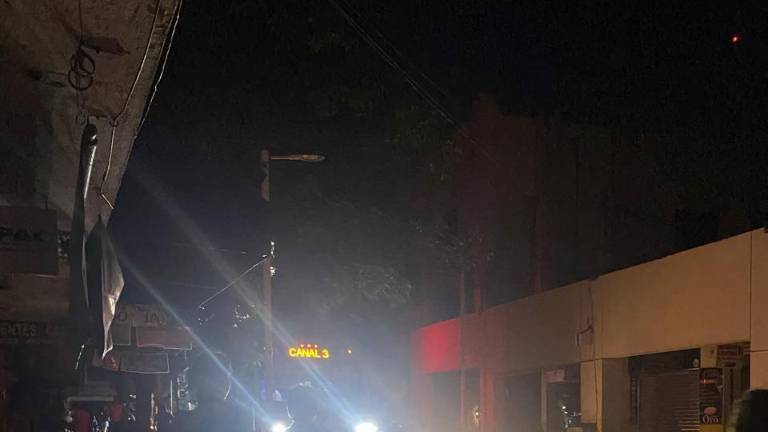 Comercios y calles del Centro de Culiacán se vieron temporalmente afectados por un apagón este jueves.