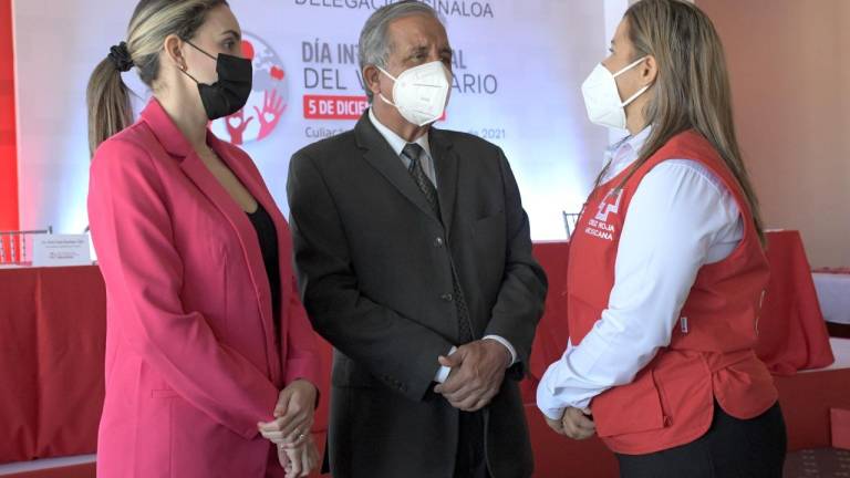 Jesús Estrada Ferreiro con autoridades de la Cruz Roja en Sinaloa.