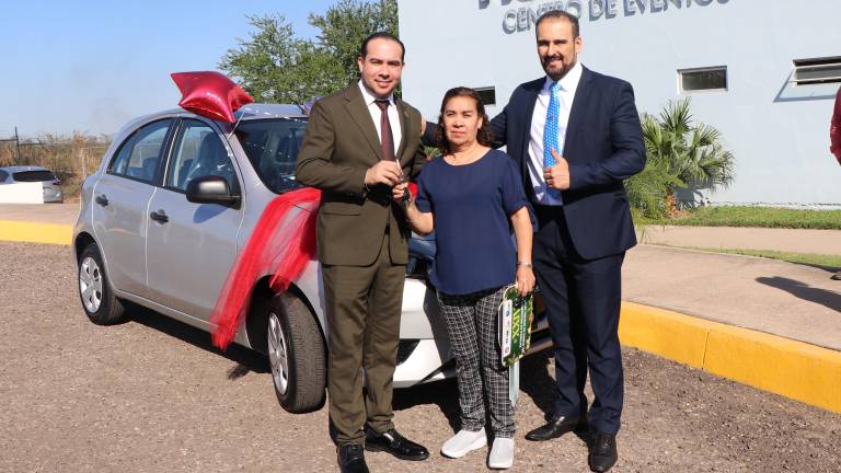 Entrega de automóvil a socia beneficiada.