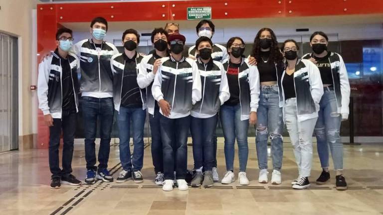 El equipo de nadadores de Mazatlán que compitió en Yucatán.