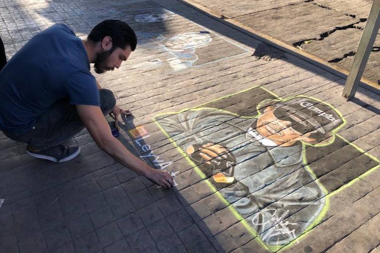 Artista urbano da vida a las banquetas del Centro de Culiacán
