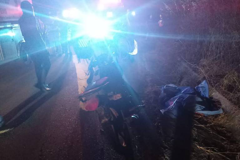 Muere mujer en choque contra vaca en Mazatlán; iba en moto con su familia
