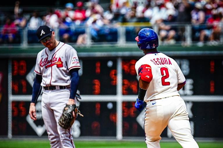 ‘Joya’ de Aaron Nola lleva a los Filis a la victoria sobre los Bravos