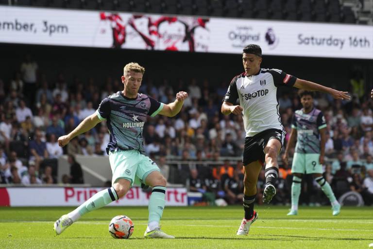 Raúl Jiménez y el Fulham fracasan en casa