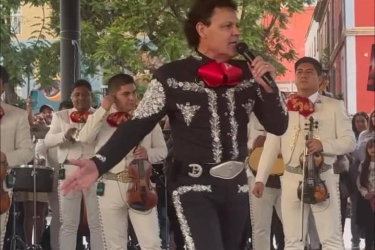 Sorprende Pedro Fernández a sus fans con un concierto en la Plaza Garibaldi