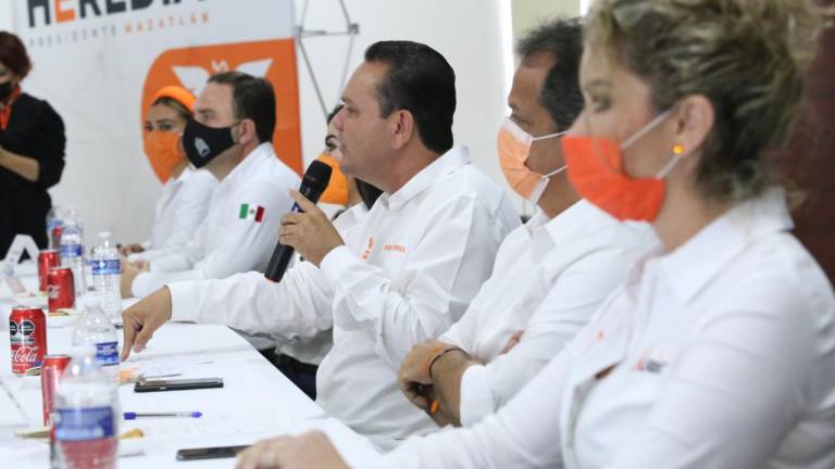 Sergio Torres, Martín Heredia y los candidatos a diputados locales por Movimiento Ciudadano se reunieron esta mañana con arquitectos e ingenieros de Mazatlán.