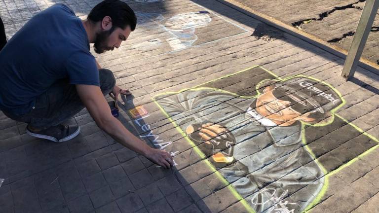 Artista urbano da vida a las banquetas del Centro de Culiacán