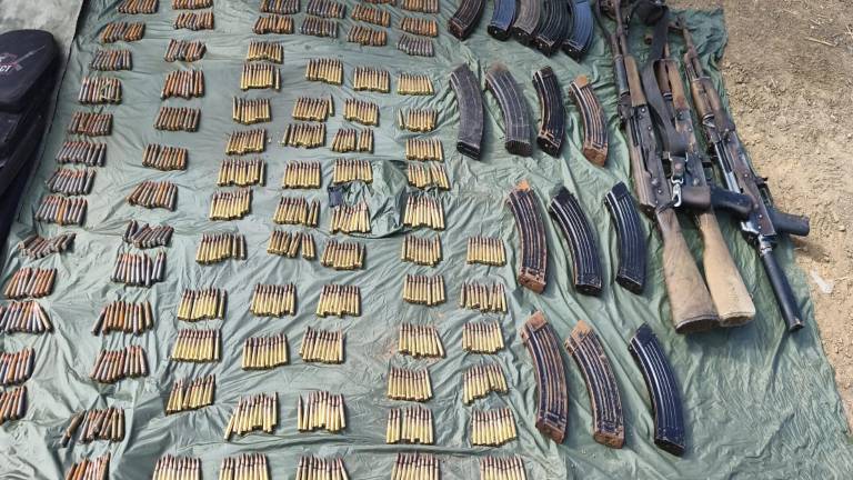 Ejército asegura armas, cartuchos y equipo táctico ocultos entre la vegetación en Concordia, Sinaloa.