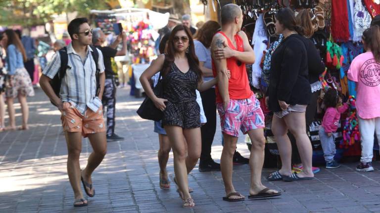 Mientras los locales resienten el descenso en las temperaturas, turistas que visitan Mazatlán disfrutan de un clima agradable.