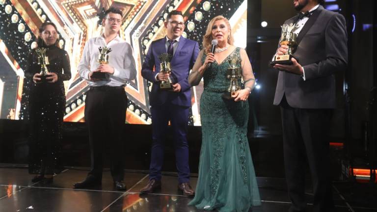 La entrega de “Ases de Oro 2025” reunió a figuras destacadas para reconocer el talento y la trayectoria de sinaloenses ejemplares.