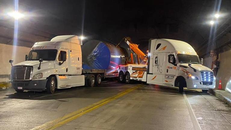 Autoridades y cuerpos de auxilio realizaron maniobras para retirar un tráiler incendiado en la autopista Durango-Mazatlán, a la altura del túnel El Sinaloense.
