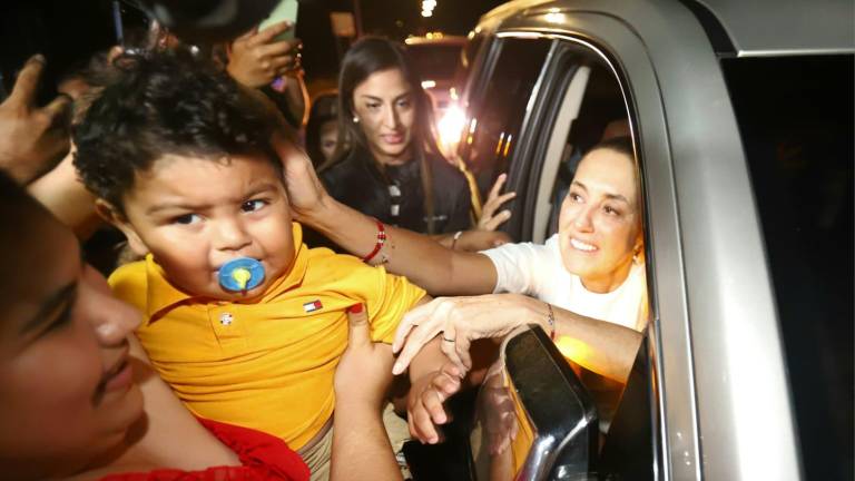 La Presidenta Claudia Sheinbaum fue recibida por simpatizantes en el Aeropuerto Internacional de Mazatlán Rafael Buelna durante el arranque de su gira por Sinaloa.