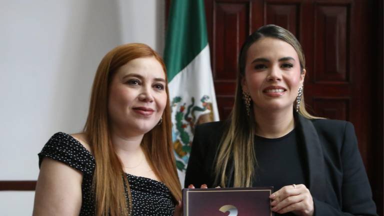 La Alcaldesa de Culiacán, Ana Miriam Ramos Villarreal, -a la derecha- entrega el Segundo Informe de Gobierno.