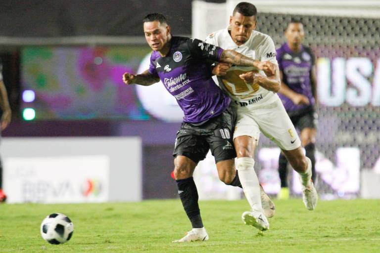 Aficionados asisten con sus niños al partido de futbol en el Kraken