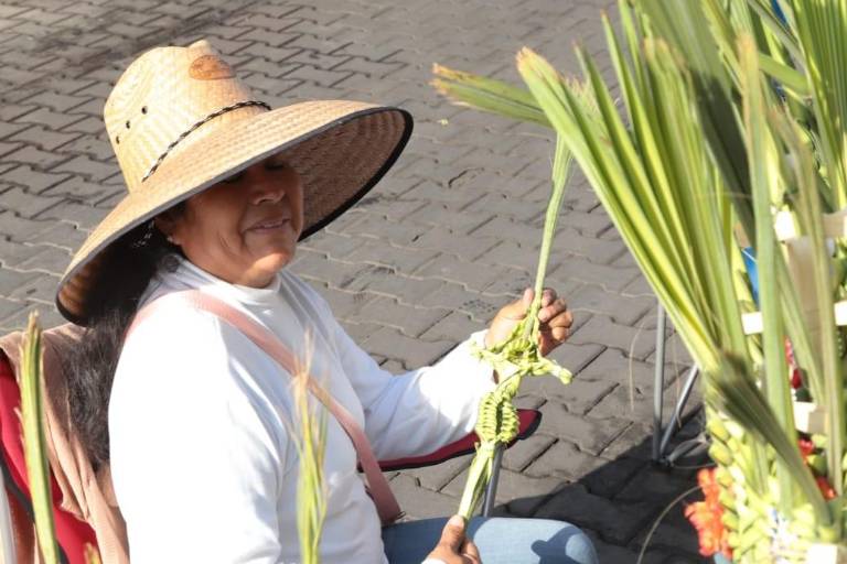 Tiene Basilia 46 años vendiendo palmas en Domingo de Ramos frente a la Catedral de Mazatlán