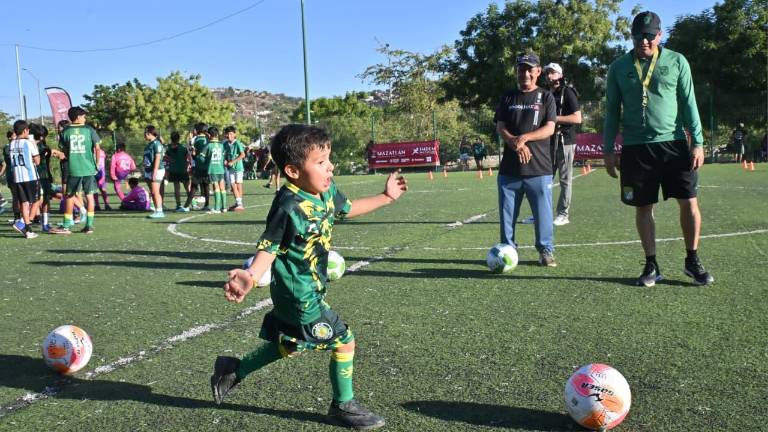Los niños pasaron un rato de diversión y arbitraje.