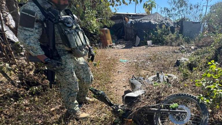 Elementos militares resguardaron la zona donde aseguraron armas y motocicletas.