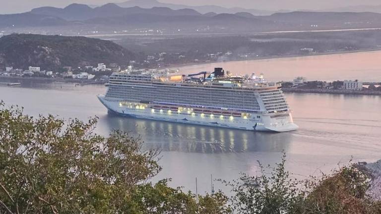 Los cruceros Navigator of The Seas y Norwegian Bliss estuvieron de visita en Mazatlán este jueves.
