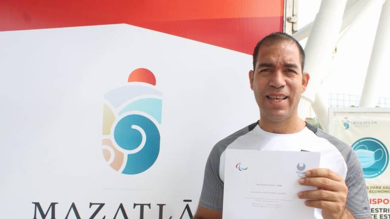 Juan Antonio Castellanos muestra el reconocimiento que le dio el Comité Paralímpico Internacional.