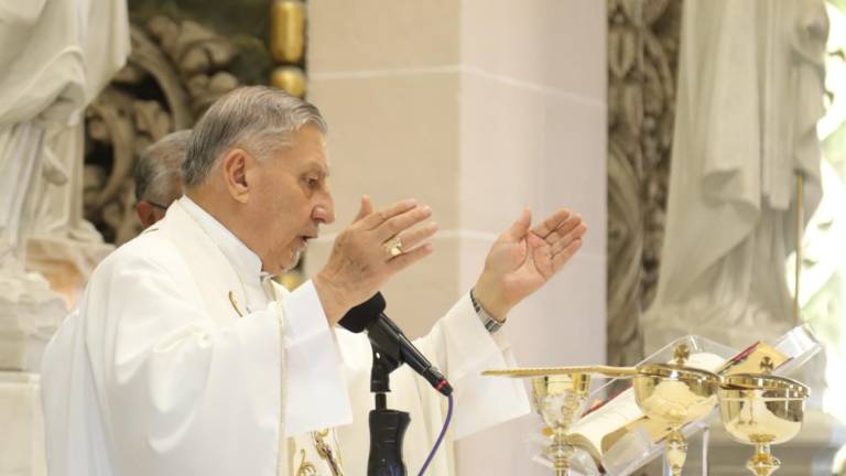 El Obispo de Mazatlán Mario Espinosa Contreras lee carta de la Conferencia del Episcopado Mexicano que critica las condiciones actuales de México.