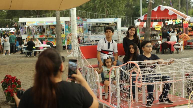 Las familias aprovechan los atractivos para tomarse fotos para el recuerdo.