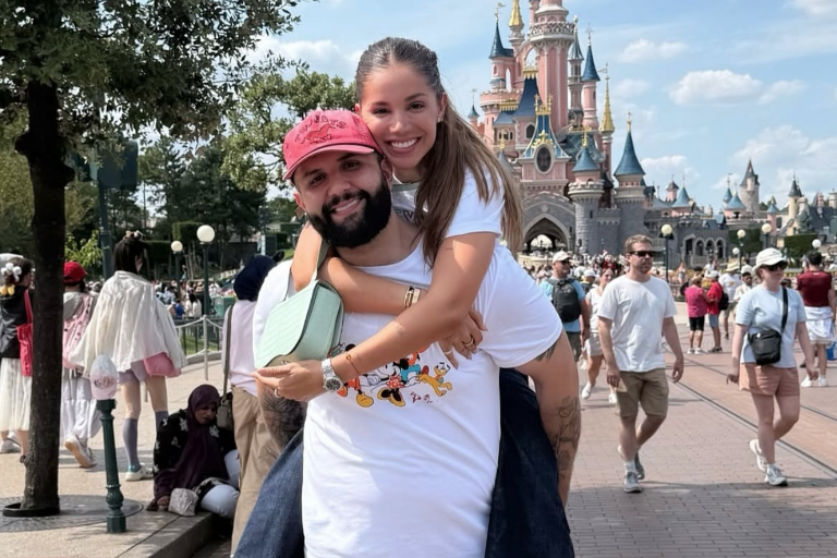 Disfruta Carín León de un paseo familiar por Disney en París