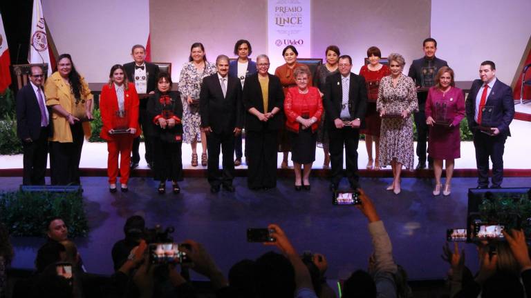 Los egresados reconocidos por la Universidad Autónoma de Sinaloa recibieron un galardón.