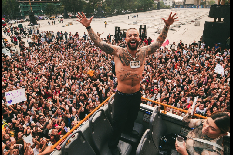 Sorprende Maluma a sus fans mexicanos apareciendo en el Monumento a la Revolución