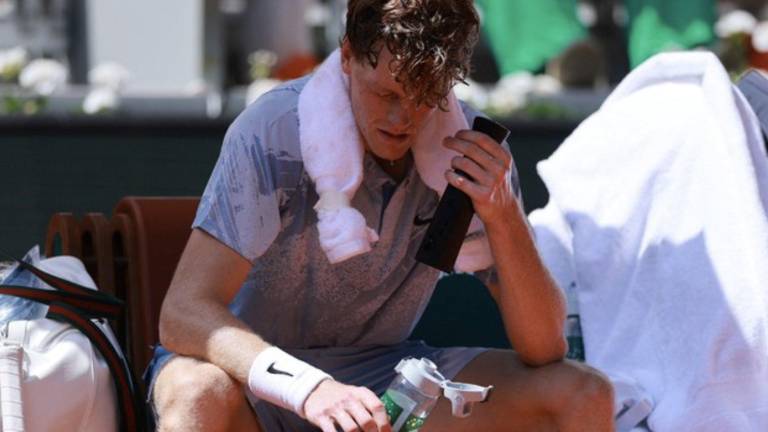 Jannik Sinner no mostró una buena versión física en Roland Garros.